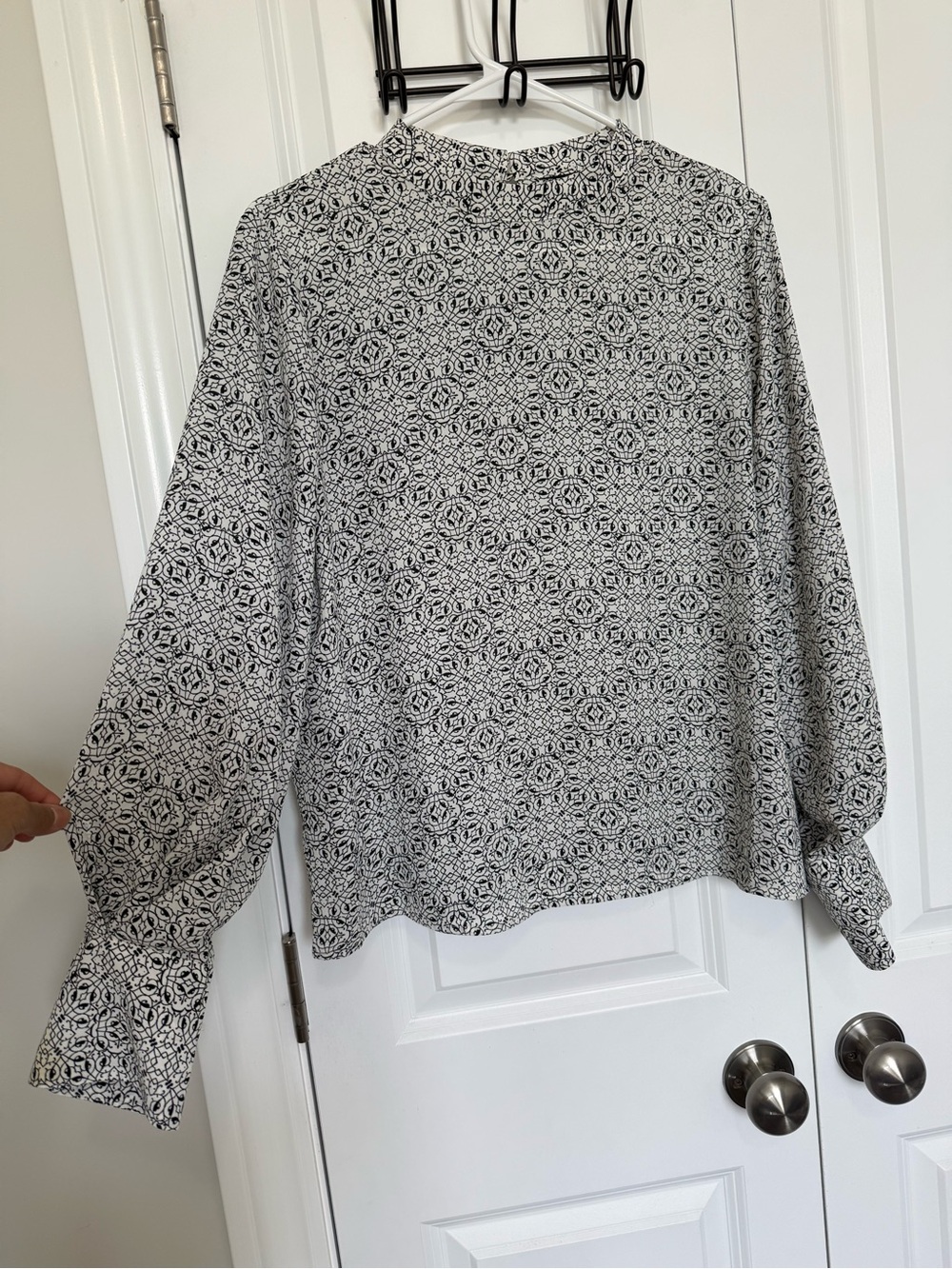 Black & White Geometric Print Long Sleeve Blouse